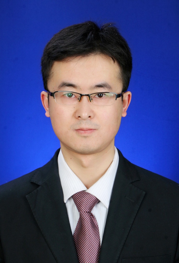 插入一张像素较高的蓝/红底免冠证件照(如不会插入照片请将电子照片单独发刘叶楠)